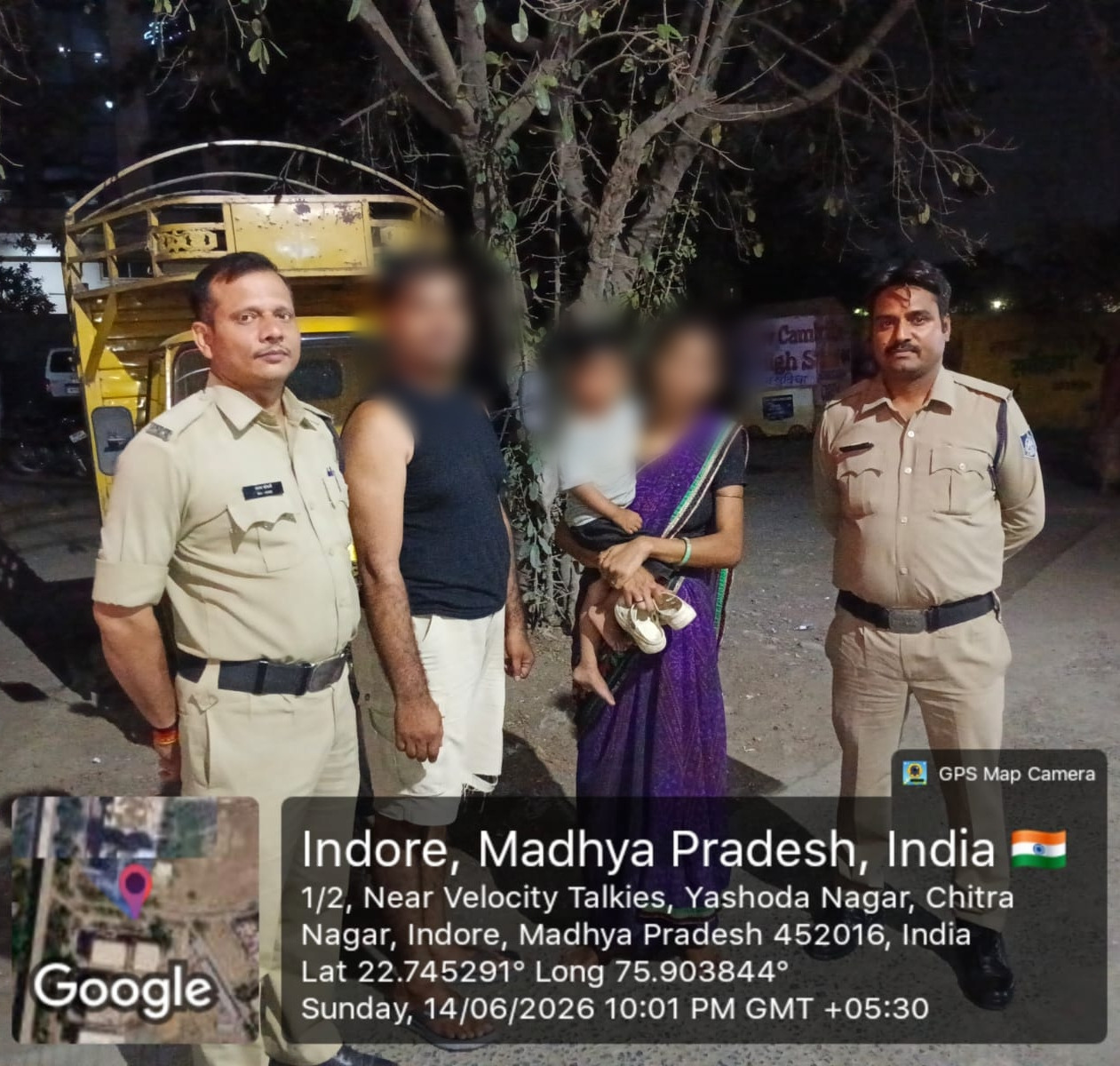 इंदौर के थाना खजराना क्षेत्र में खेलते-खेलते घर से निकल कर परिजन से बिछडा 03 वर्षीय मासूम,  डायल-112 जवानों ने तलाश कर परिजन से मिलाया।
